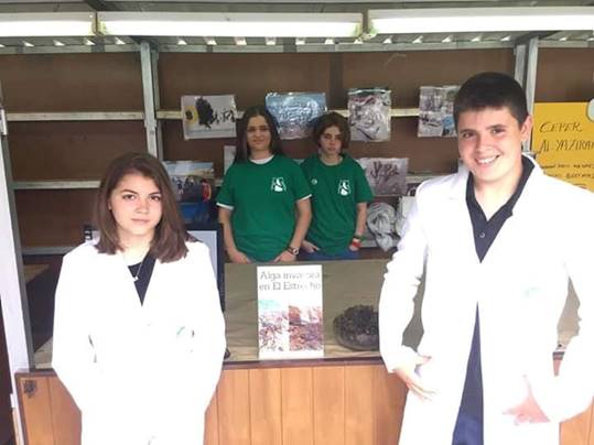 La imagen puede contener: 4 personas, personas sonriendo, personas de pie